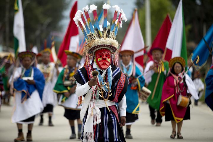 A group of people from the Kämentsá Biyá community in Colombia showcase their customs in a parade.